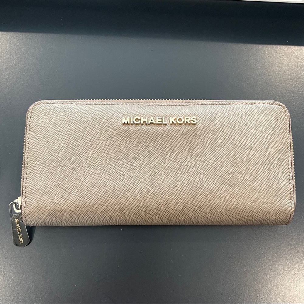 MK Jet Set Travel Leather Continental Wallet